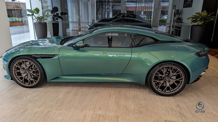 Aston Martin DB12 - Iridescent Emerald (4)