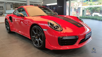 Porsche 911 Turbo S Exclusive Series - Guards Red (3)