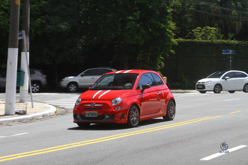 Abarth 695 Tributo Ferrari - Vermelho (1).jpg