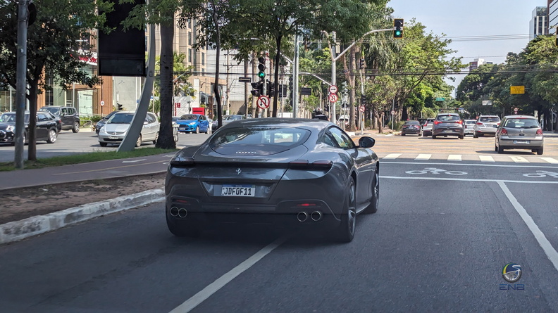 Ferrari Roma - cinza.jpg