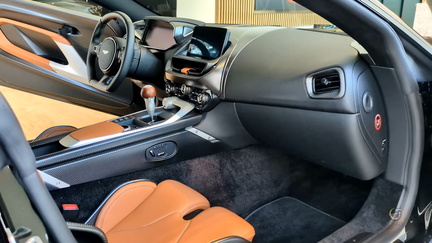 Aston Martin Valour (6)