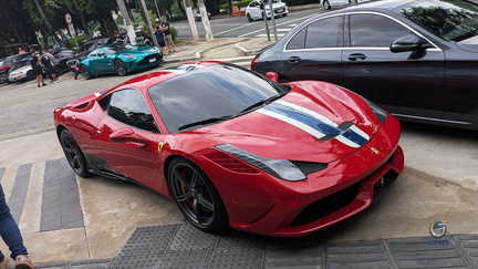 Ferrari 458 Speciale e AM Vantage (1)