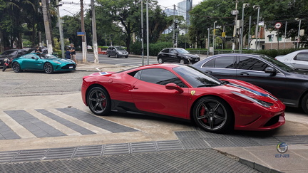 Ferrari 458 Speciale e AM Vantage (2)