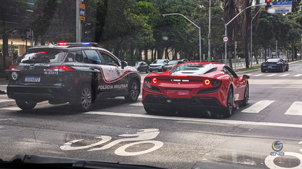 Ferrari F8 Tributo e Porsche 911 turbo S