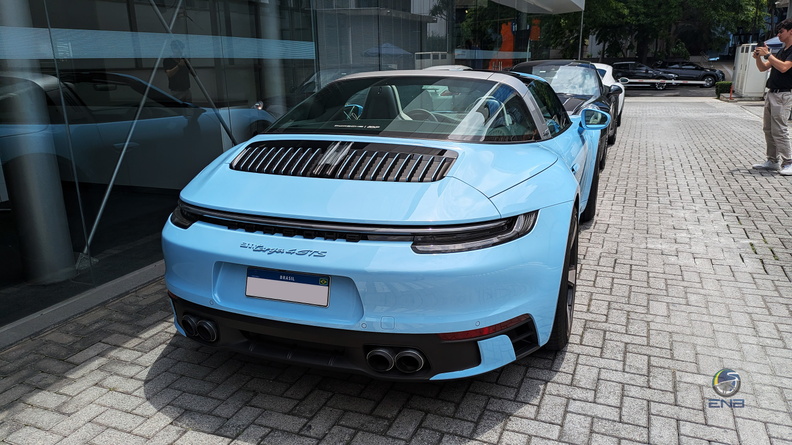 Porsche 911 Targa 4 GTS - Gulf blue (1).jpg