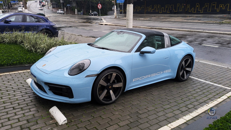 Porsche 911 Targa 4 GTS - Gulf blue (2).jpg