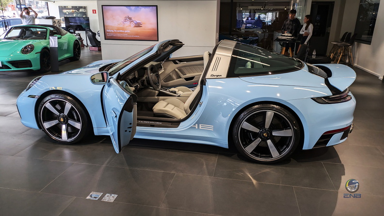 Porsche 911 Targa 4 GTS - Gulf blue (10).jpg
