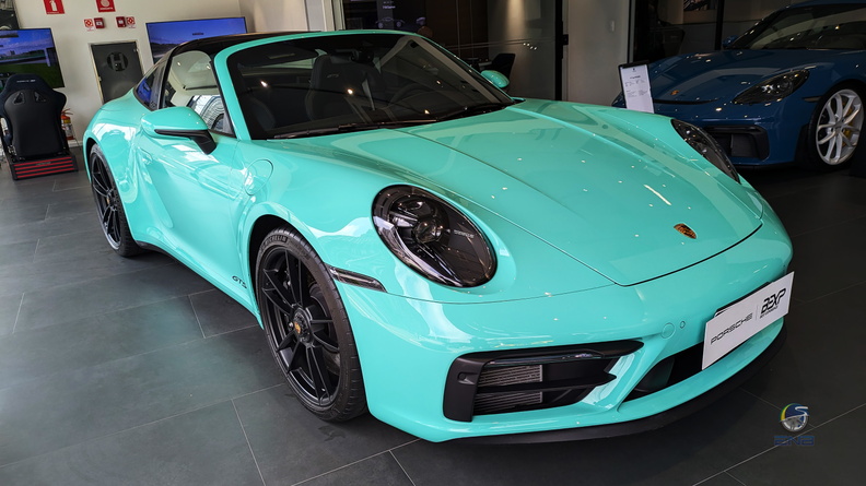 Porsche 911 Targa 4 GTS - Mint Green (1).jpg