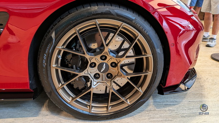 Aston Martin Vaquish 2025 - Supernova Red (6)