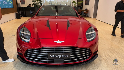 Aston Martin Vaquish 2025 - Supernova Red (20)