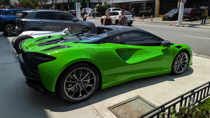 McLaren Artura - Mantis Green (1)