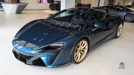 McLaren Artura - Serpentine Green (2)