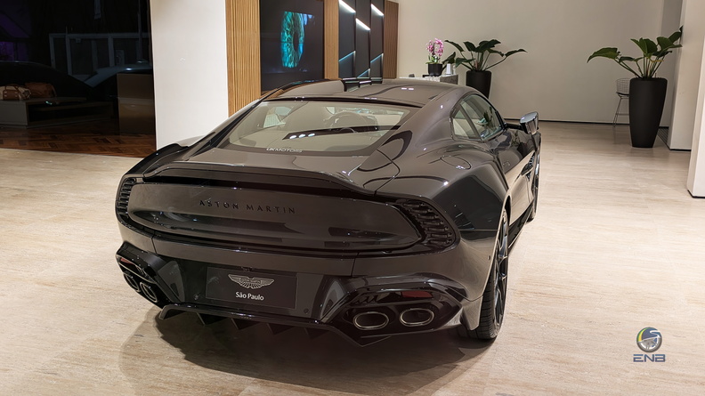 Aston Martin Vanquish - Quantum Silver (2).jpg