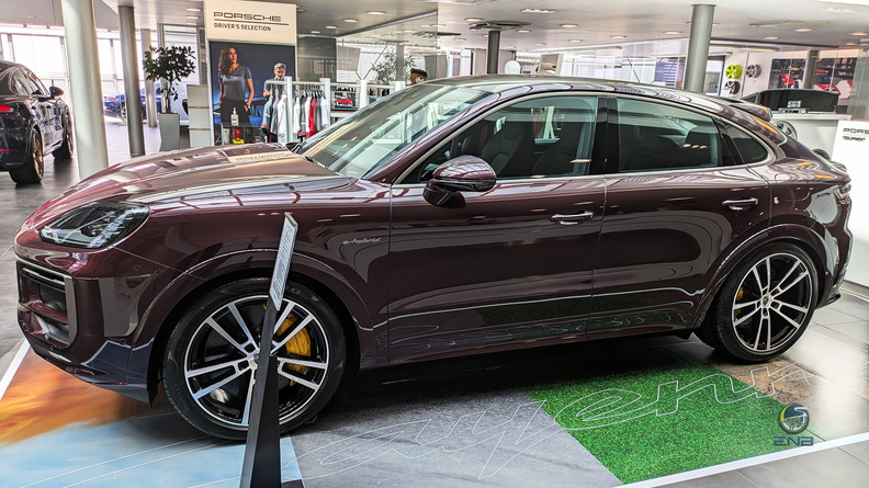 Porsche Cayenne Turbo E-Hybrid - Shiraz Red Metallic (1).jpg
