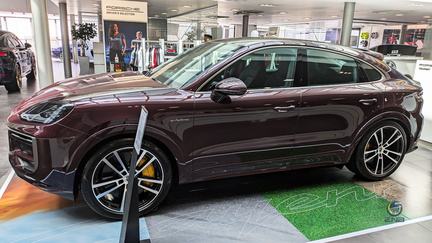 Porsche Cayenne Turbo E-Hybrid - Shiraz Red Metallic (1)