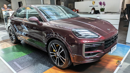Porsche Cayenne Turbo E-Hybrid - Shiraz Red Metallic (4)