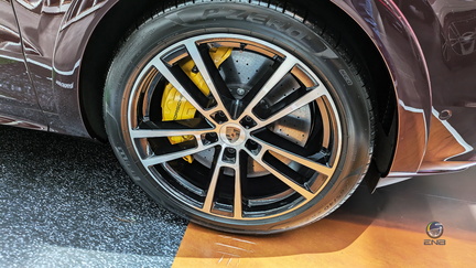 Porsche Cayenne Turbo E-Hybrid - Shiraz Red Metallic (5)