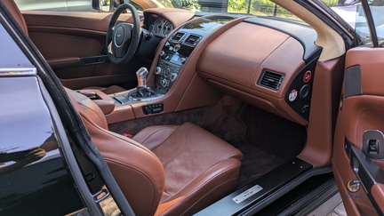 Aston Martin V12 Vantage (2)